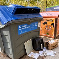 Multado con cerca de 800 euros por dejar una freidora de aire junto a los contenedores: creía que se la llevaría el servicio de basura 