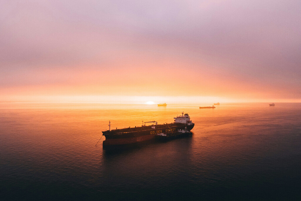 Una app de rastreo y un balcón: las únicas herramientas que necesita este expatriado para cazar a los petroleros fantasma de Irán  