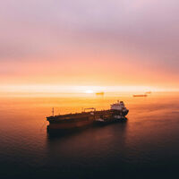 Una app de rastreo y un balcón: las únicas herramientas que necesita este expatriado para cazar a los petroleros fantasma de Irán  