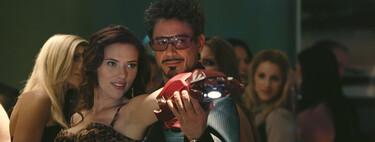 Se você pausar Homem de Ferro 2 no minuto 26:52, verá que Tony Stark não é o único gênio milionário do MCU 