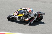 MotoGP Gran Bretaña 2010: Jules Cluzel vence en la anarquía de Moto2