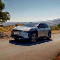 El nuevo Toyota bZ4X es el primer coche eléctrico de Toyota y promete 450 km de autonomía con una batería garantizada 10 años
