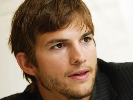 Ashton Kutcher igual le da a la claqueta que le da a las tijeras