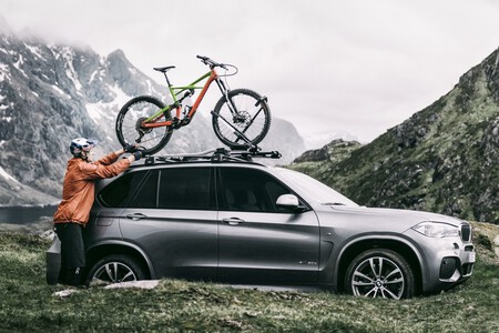Bicicleta en soporte baca en el techo del coche