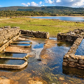 Es el pueblo más infravalorado de Galicia, pero tiene aguas termales gratuitas en un antiguo balneario romano 