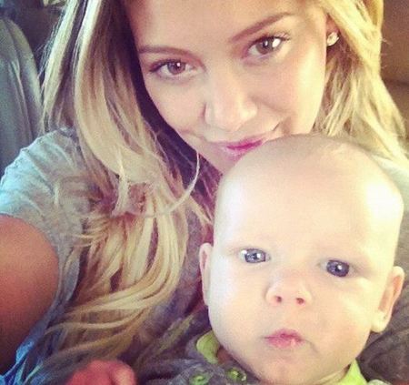 Hilary Duff una mamá orgullosa... a mí también se me cae la baba con tu baby