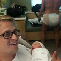 La foto tras ser madre que ninguna mujer compartiría: con una gigantesca compresa a modo de pañal