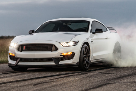 Así es la diferencia de poder de un Ford Mustang Shelby GT350R stock contra uno preparado por Hennessey