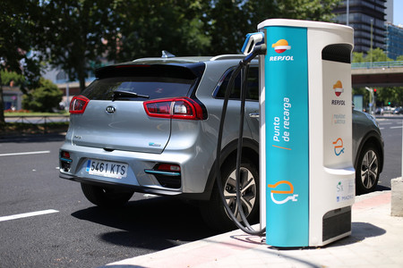 Repsol instalará puntos de carga para coches eléctricos en los hogares de los clientes de Kia