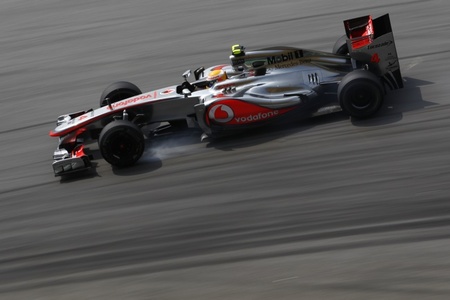 Lewis Hamilton no hace prisioneros y los motores Mercedes parecen de otro mundo