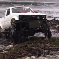 Esta pick-up Toyota de radiocontrol te dejará helado cuando la veas bucear bajo aguas gélidas