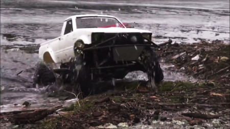 Esta pick-up Toyota de radiocontrol te dejará helado cuando la veas bucear bajo aguas gélidas