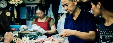 70 bares en 200 metros: así es el 'callejón del pis' donde comer los mejores yakitori de Tokio y viajar en el tiempo 