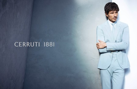 Cerruti 1881 le rinde una oda al azul en su campaña SS201