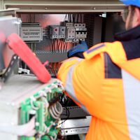 Nicolás es autónomo y trabaja como electricista: "Es duro, hay demasiado trabajo y no hay calefacción como en la oficina" 