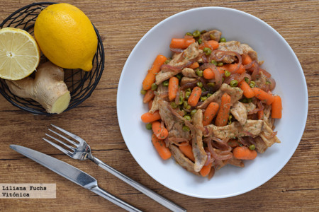 Salteado de lomo con zanahorias, guisantes y aliño de crema de cacahuete. Receta saludable