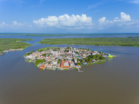 Este es el destino cuna del pescado zarandeado, donde también hay un antiguo pueblo y puedes dar un paseo en barco 