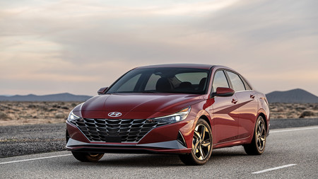 El Hyundai Elantra 2021 estrena generación, con opción híbrida y diseño difícil de ignorar