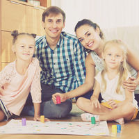 21 juegos de mesa por menos de 30 euros para jugar en familia estas Navidades, recomendados por edades