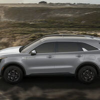 Amplia camioneta con tres filas de asientos y mucho equipamiento. Tiene 7 años de garantía y lleva motor turbo 