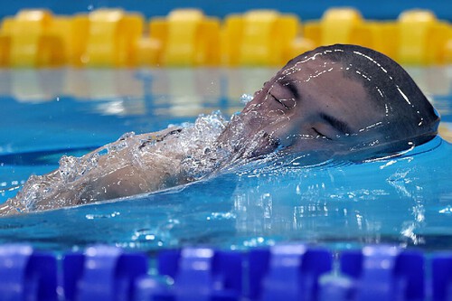 Jincheng Guo nadando em piscina olímpica. Créditos: banco de imagens
