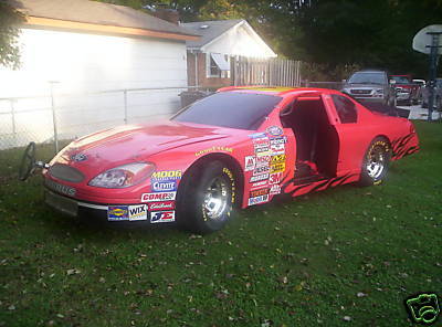 Coche NASCAR edición Playstation barbacoa
