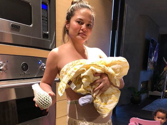 La modelo Chrissy Teigen recibe a su segundo hijo, y de paso, nos da una visión divertida y real del postparto 