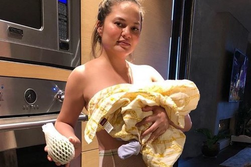 La modelo Chrissy Teigen recibe a su segundo hijo, y de paso, nos da una visión divertida y real del postparto 