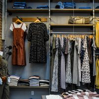 Una investigadora ha creado una fórmula para saber si tienes demasiada ropa en el armario. Esto es lo que dice de la tuya 