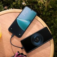 Celular barato con funciones de Gemini y resistencia al agua. Su enorme batería puede cargar otro teléfono  