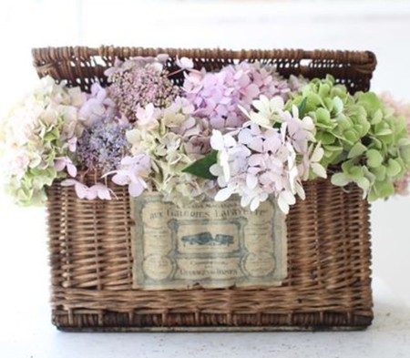 Cestos, cestas y flores secas, un valor decorativo seguro este verano Ramas secas con flores