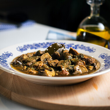 Costillas con champiñones en salsa, receta fácil para una cena reconfortante
