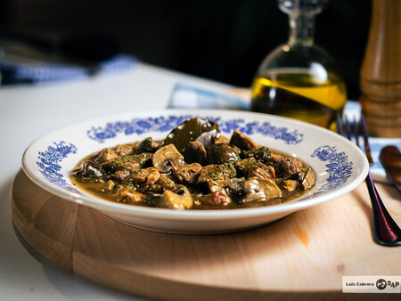Costillas con champiñones en salsa, receta fácil para una cena reconfortante