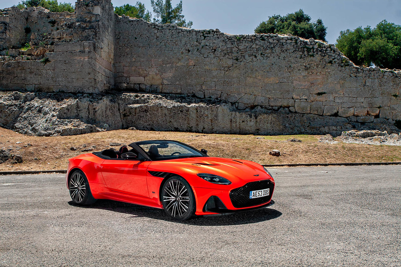 Probamos el Aston Martin DBS Superleggera Volante, una bestia de 725 CV y 900 Nm vestida  con un traje de alta costura