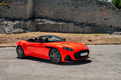 Probamos el Aston Martin DBS Superleggera Volante, una bestia de 725 CV y 900 Nm vestida  con un traje de alta costura