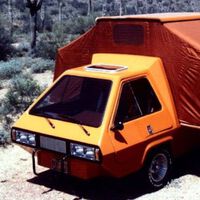 Me obsesiona esta Volkswagen Phoenix: parece una furgo futurista y setentera hasta que la abres y es una camper de verdad para cuatro personas 