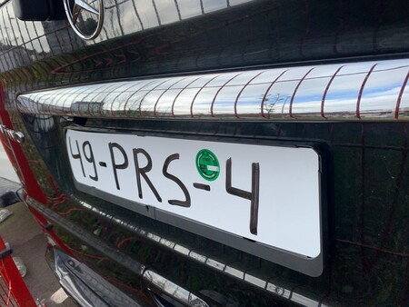 Cazado un conductor que circulaba con un coche con matrícula extranjera pintada con rotulador permanente y sin seguro