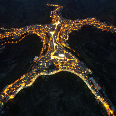 Este antiguo pueblo siciliano es muy bonito, pero su faceta más impactante no se ve a pie de calle, sino a vista de pájaro: tiene forma humana