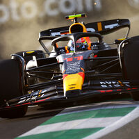 Sergio Pérez le birla la pole position a Fernando Alonso tras la debacle de Max Verstappen en Jeddah