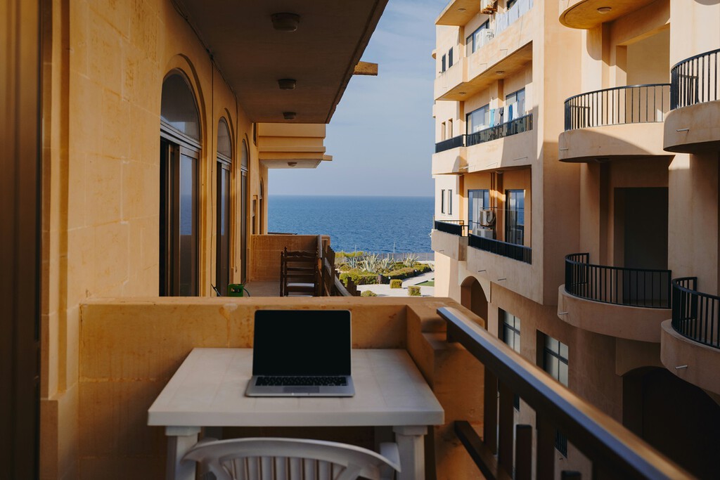 Carrefour rebaja el toldo perfecto para balcones, terrazas y porches: se instala sin taladros y lleva luces led 