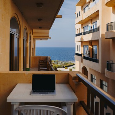 Carrefour rebaja el toldo perfecto para balcones, terrazas y porches: se instala sin taladros y lleva luces led 