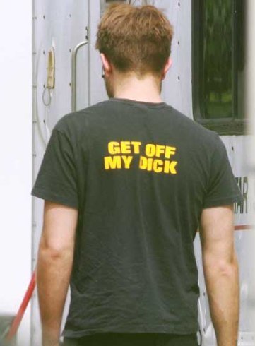 ¡La que se ha montado con la polémica camiseta de Robert Pattinson!
