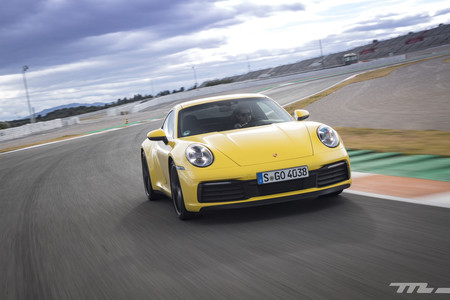 Porsche 911 992 frontal en circuito