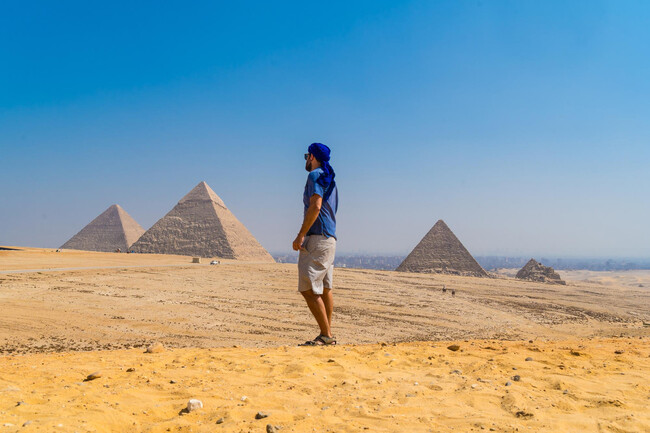 Hombre visita las pirámides de Egipto
