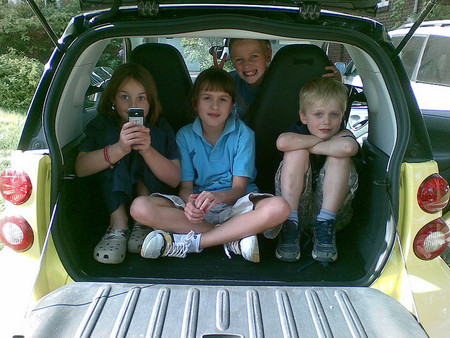 Los niños no se deben quedar solos en el coche