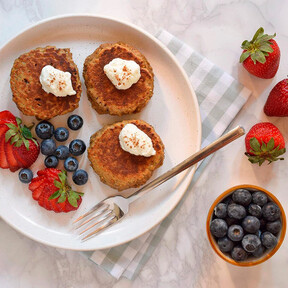 Tortitas proteicas de plátano y avena: receta saludable saciante sin azúcar y sin gluten