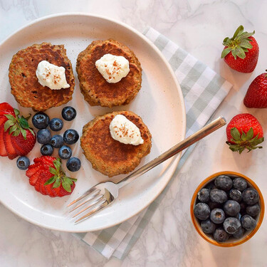 Tortitas proteicas de plátano y avena: receta saludable saciante sin azúcar y sin gluten