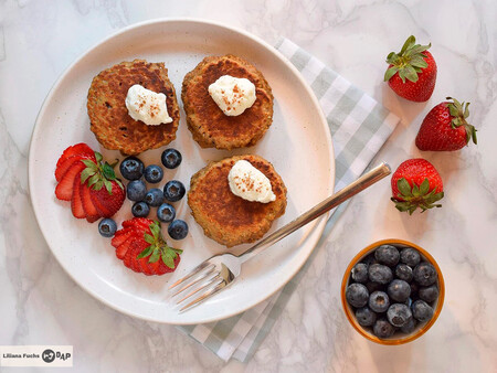 Tortitas proteicas de plátano y avena: receta saludable saciante sin azúcar y sin gluten
