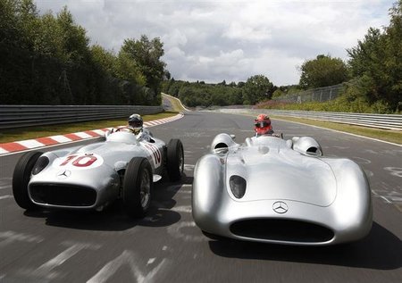 GP de Alemania F1 2011: vídeo del paseo de Michael Schumacher y Nico Rosberg con el coche de Fangio