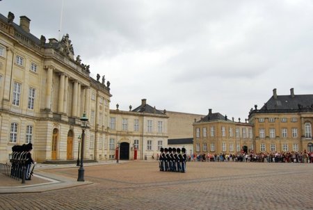 Copenhague: Cambio de guardia en Amalienborg